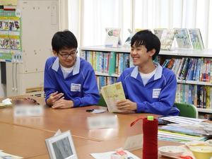 笑顔で意見を述べる生徒