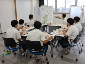 市域図を指して説明する市長