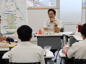 生徒の意見を笑顔で聞く市長