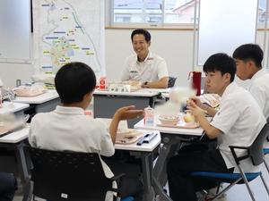 生徒の意見を笑顔で聞く市長