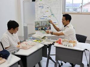 ラミネート写真を用いて説明する市長