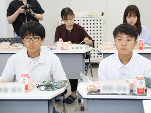 真剣な表情で市長の話を聞く生徒たち