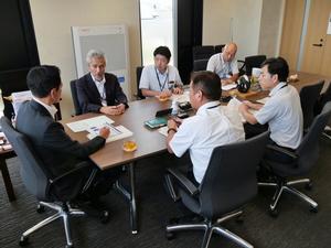 小池所長をはじめ江戸川河川事務所の方々と意見交換をする市長と市職員の様子