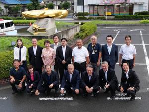 吉川駅金のなまずモニュメント前の記念撮影写真