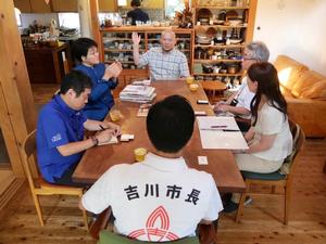 やまざき家さんのご主人から話を伺う市長