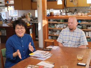 やまざき家さんの奥様が説明する様子