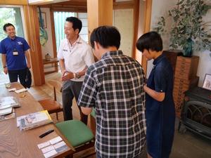 やまざき家さんの息子さん、娘さんと笑顔で話をする市長