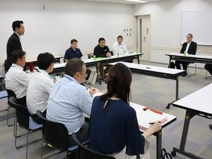 会議の冒頭挨拶をする市長