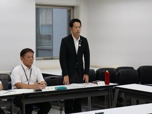 会議の冒頭挨拶をする市長