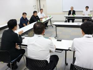 審議会で議論される様子
