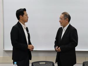 審議会終了後、菊池会長と話をする市長