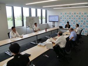 市長、副市長に補正予算の内容を説明する財政課職員
