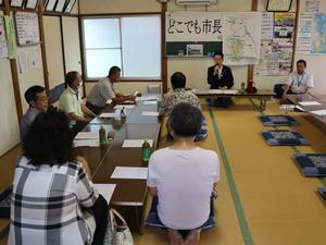 市長がマイクを持って説明する様子