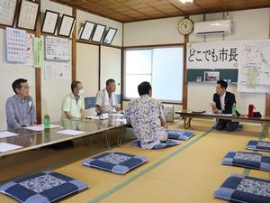 参加した地域の方々と意見交換をする市長