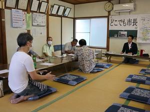参加した地域の方々と意見交換をする市長