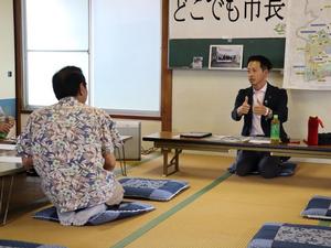 参加した地域の方々と意見交換をする市長