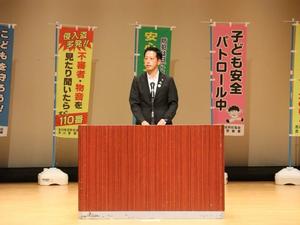 壇上で挨拶をする市長