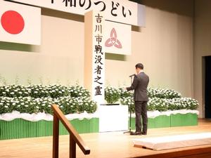 標柱の前で式辞を読む市長