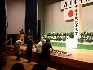 献花をする参列者