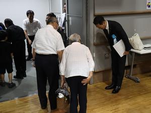 参列者にお礼を伝える市長