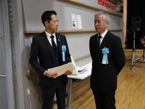 式後に参列者と話をする市長