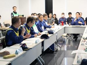 部長と意見交換をする市長