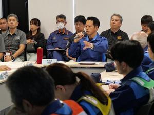 マイクを手にコメントを伝える市長