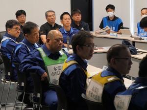 壁面に映し出された河川の状況等を注視する市長ら