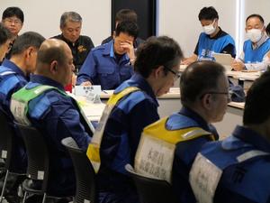訓練中、熟慮する市長