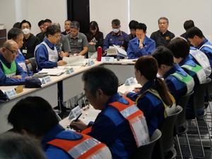 職員からの報告を真剣に聞き入る市長