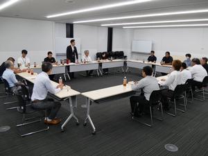会議の冒頭挨拶をする市長