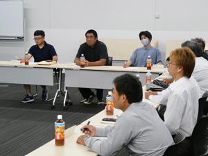 市長と出席者が意見交換をする様子