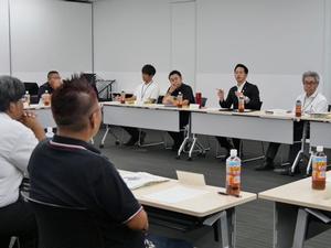 市長と出席者が意見交換をする様子