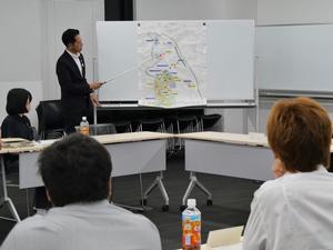 市域図で説明をする市長