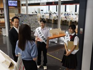 職員から業務内容の説明を受ける一日市長