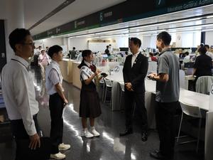 職員から業務内容の説明を受ける一日市長