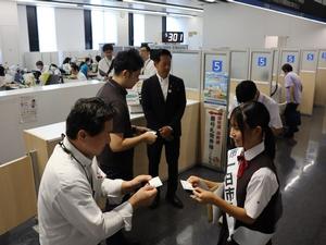 職員から業務内容の説明を受ける一日市長