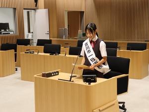 議場で市長に質問をする武藤一日市長
