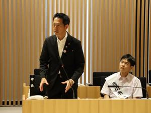 一日市長の質問に答える中原市長