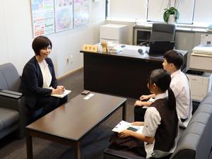 教育長と面会する一日市長