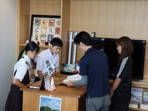 決裁事案の説明を受ける一日市長