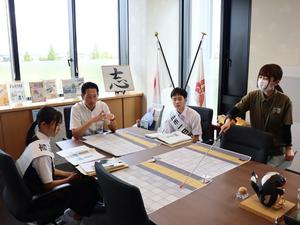 決裁事案の説明を受ける一日市長