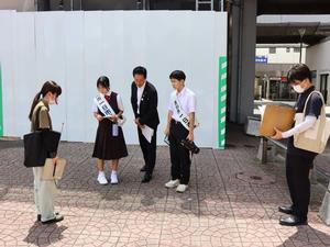 決裁事案について中原市長とともに現場を視察する一日市長