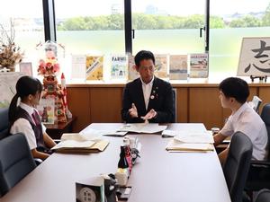 最後に一日市長を振り返る中原市長と齋藤さんと武藤さん