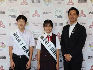 一日市長の二人と中原市長とで記念撮影