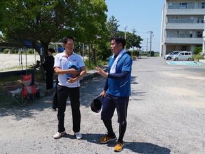 コーチと話す市長