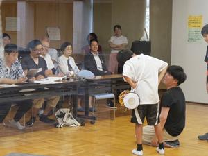 稽古の様子を見学する市長ら