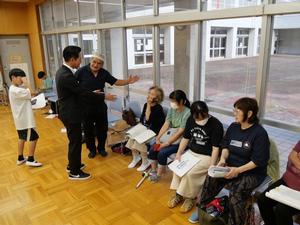 出演者を激励する市長