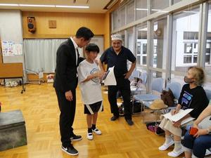出演者を激励する市長