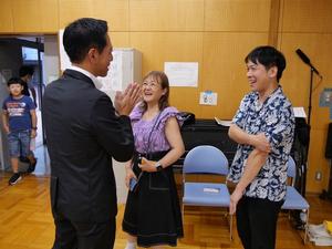プロデューサーらと談笑する市長